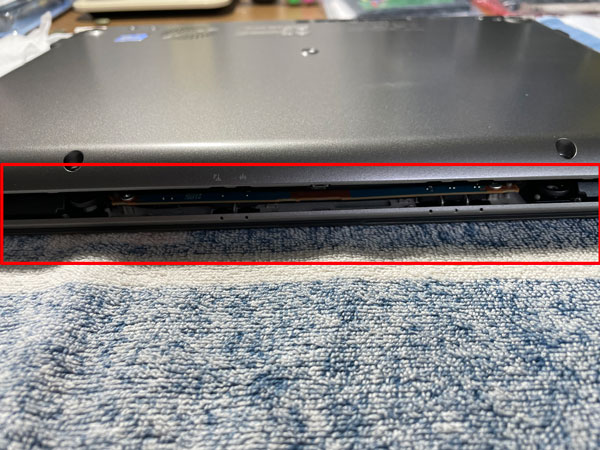 はじけるようにカバーが外れました