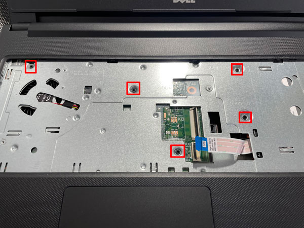 キーボード下のネジ