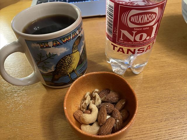 珈琲と炭酸水とミックスナッツ