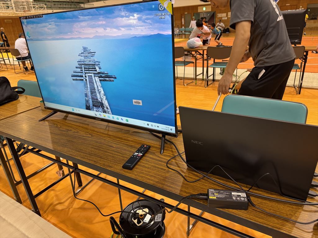 パソコンと大型ディスプレイー